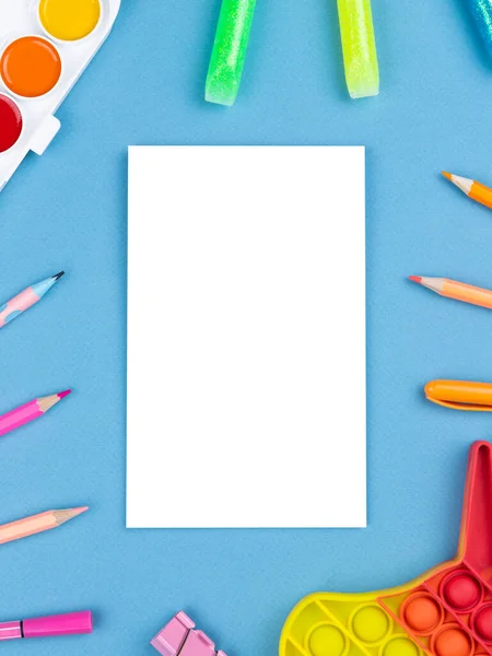 Escritorio Oficina Plano Con Una Página Blanco Cuaderno Con Bolígrafo —  Fotos de Stock