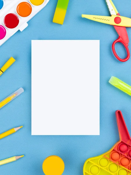 明確な子供用ワークスペース スケッチブック ポップ コピースペースのための青い背景のゴム — ストック写真