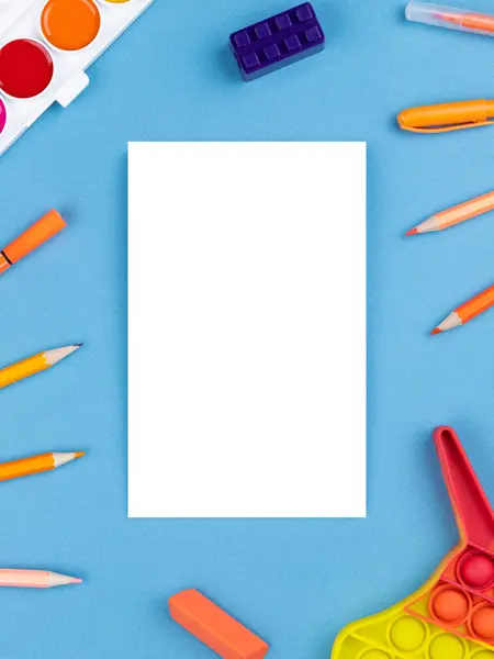 Egy Üres Lapokkal Egy Tollal Egy Ceruzával Egy Kék Hátterű — Stock Fotó