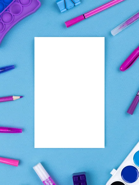 Vista Superior Escritorio Plano Encuentra Cuaderno Con Hojas Blanco Papelería —  Fotos de Stock