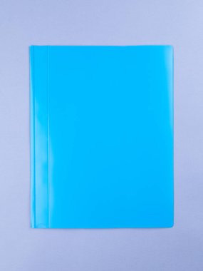 Mavi arka planda mavi plastik ofis klasörü. Ofis Dizini Şablonu 