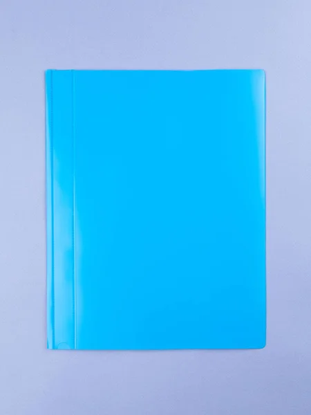 蓝色背景的蓝色塑料办公室文件夹 办公室文件夹模板 — 图库照片