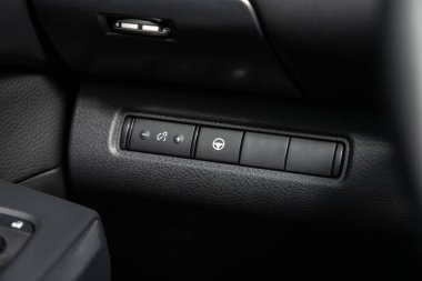 Novosibirsk, Rusya - 23 Ağustos 2023: beyaz Nissan Pathfinder Rock Creek SUV, direksiyon ayarlama düğmesi