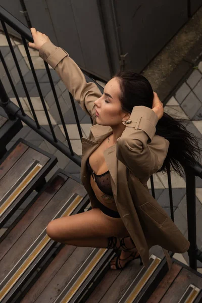 Nahaufnahme Einer Jungen Schönen Frau Unterwäsche Die Auf Der Treppe — Stockfoto