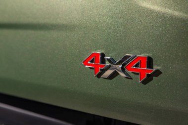 Novosibirsk, Rusya - 29 Ağustos 2023: yeşil SsangYong Rexton Khan, araba gövdesinde özel 4X4 logosu.