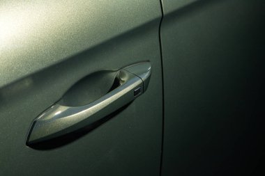 Novosibirsk, Rusya - 29 Ağustos 2023: yeşil SsangYong Rexton Khan ca kapı kolunu kapat