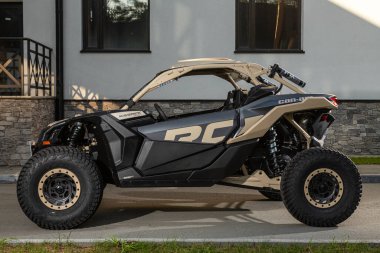 Novosibirsk, Rusya - 29 Ağustos 2023: Siyah yeni ATV, arka görüş, sıcak bir yaz gününde off-road sürmek için