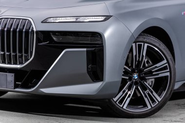  Novosibirsk, Rusya - 29 Ağustos 2023: BMW 7 Serisi, 740i, ön manzara, araba farları. Dış görev ayrıntıları. Modern LED farlardan birinin detaylarını kapat..