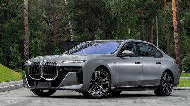 Novosibirsk, Rusya - 29 Ağustos 2023: BMW 7 Serisi, 740i, bir ormanın 3 / 4 önü. Başka araba ve insan yok..