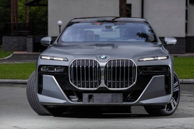 Novosibirsk, Rusya - 29 Ağustos 2023: BMW 7 Serisi, 740i, bir ormanın önü. Başka araba ve insan yok..
