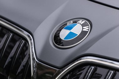 Novosibirsk, Rusya - 29 Ağustos 2023: BMW 7 Serisi, 740i, tampona yakın çekim, logo radyatör ızgarası, kaput. 