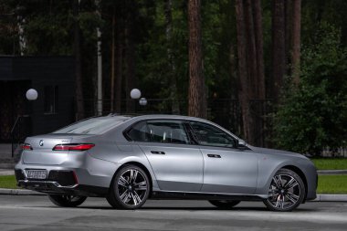 Novosibirsk, Rusya - 29 Ağustos 2023: BMW 7 Serisi, 740i, bir ormanın arka manzarası. Başka araba ve insan yok..