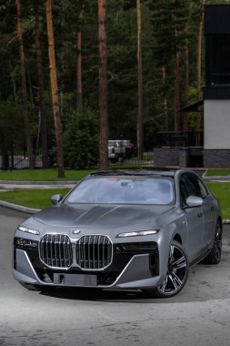 Novosibirsk, Rusya - 29 Ağustos 2023: BMW 7 Serisi, 740i, bir ormanın önü. Başka araba ve insan yok..