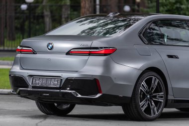 Novosibirsk, Rusya - 29 Ağustos 2023: BMW 7 Serisi, 740i, bir ormanın arka manzarası. Başka araba ve insan yok..