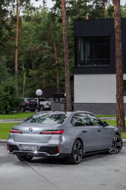 Novosibirsk, Rusya - 29 Ağustos 2023: BMW 7 Serisi, 740i, park arka planı 