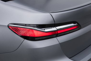 Novosibirsk, Rusya - 29 Ağustos 2023: BMW 7 Serisi, 740i, gümüş rengi pahalı bir sedan arabanın arkası: tampon, stop lambası 