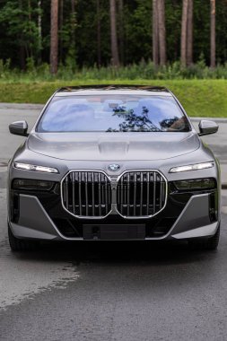 Novosibirsk, Rusya - 29 Ağustos 2023: BMW 7 Serisi, 740i, parkın arka planına karşı ön manzara 