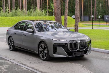 Novosibirsk, Rusya - 29 Ağustos 2023: BMW 7 Serisi, 740i, bir ormanın önü. Başka araba ve insan yok..