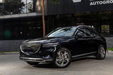 Novosibirsk, Rusya - 29 Ağustos 2023: siyah Hyundai Genesis, modern mimarinin arka planına karşı ön görüş 