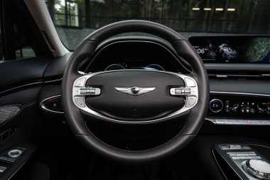 Novosibirsk, Rusya - 29 Ağustos 2023: siyah Hyundai Genesis, araba içi - direksiyon, vites kolu ve gösterge paneli, iklim kontrolü, hız göstergesi, ekran. Yeni bir stil mekanı.