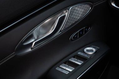 Novosibirsk, Rusya - 29 Ağustos 2023: Siyah Hyundai Genesis, yan kapı düğmeleri: pencere, ayna ayarlama düğmeleri, kapı kilidi. Araba içeride..