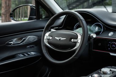 Novosibirsk, Rusya - 29 Ağustos 2023: siyah Hyundai Genesis, araba içi - direksiyon, vites kolu ve gösterge paneli, iklim kontrolü, hız göstergesi, ekran. Yeni bir stil mekanı.