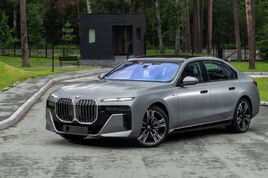 Novosibirsk, Rusya - 29 Ağustos 2023: BMW 7 Serisi, 740i, park arka planında 3 / 4 görünümü 