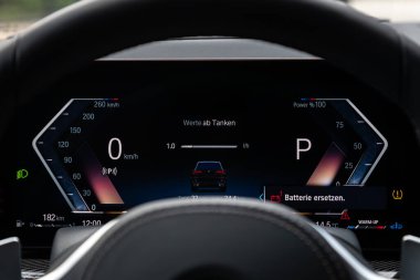 Novosibirsk / Rusya Eylül 07 2023: BMW X5, devir ve kilometreyle hız göstergesini kapatın 
