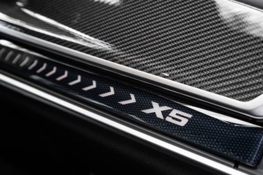 Novosibirsk / Rusya Eylül 07 2023: BMW X5, gösterge paneline özel X5 logosunun yakın çekimi 