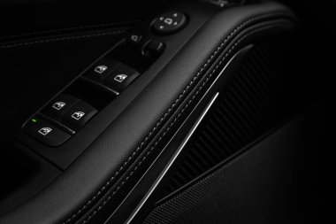 Novosibirsk / Rusya Eylül 07 2023: BMW X5, yan kapı düğmeleri: pencere, ayna ayarlama düğmeleri, kapı kilidi. Araba içeride.. 