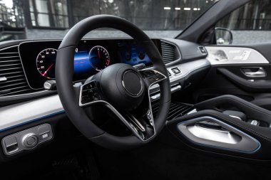 Araç İçi - gösterge paneli, oyuncu, direksiyon ve düğmeler, hız göstergesi ve takometre