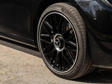 Novosibirsk, Rusya - 11 Eylül 2023: Mercedes-Benz E-Sınıfı, Alaşımlı tekerlek ve yakın çekimde yeni lastik. Tekerlek ayarlaması.