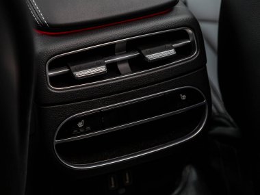 Novosibirsk, Rusya - 11 Eylül 2023: Genesis GV70, koltuk ısıtma düğmelerine yakın çekim. modern araba iç tasarımı: parçalar, düğmeler, düğmeler