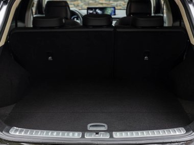 Novosibirsk, Rusya - 11 Eylül 2023: Genesis GV70, bir SUV arabasının bagajı açık