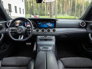 Novosibirsk, Rusya - 11 Eylül 2023: Mercedes-Benz E-Sınıfı, Araç İçi - direksiyon, vites kolu, multimedya sistemi, sürücü koltukları ve konsolu