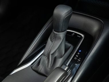 Novosibirsk, Rusya - 11 Eylül 2023: Toyota Corolla Touring, Vites Vardiyası. Otomatik şanzıman, otomobil interio.