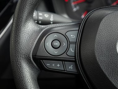 Novosibirsk, Rusya - 11 Eylül 2023: Toyota Corolla Touring, hızlı kontrol telefonu, müzik ve diğer işlevler için çok fonksiyonlu siyah direksiyon simidi