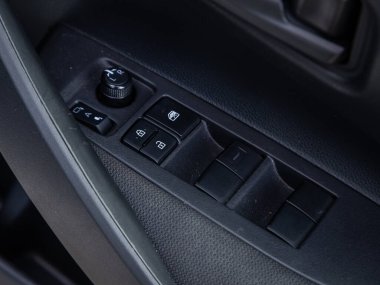 Novosibirsk, Rusya - 11 Eylül 2023: Toyota Corolla Touring, yan kapı düğmeleri: pencere, ayna ayarlama düğmeleri, kapı kilidi. Araba içeride..