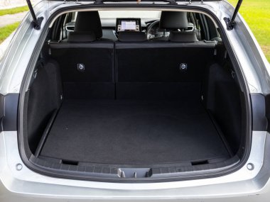 Novosibirsk, Rusya - 11 Eylül 2023: Toyota Corolla Turnesi, Büyük sandık açıldı 