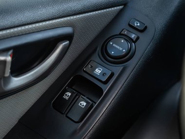 Novosibirsk, Rusya - 11 Eylül 2023: Grand Starex, yan kapı düğmeleri: pencere, ayna ayarlama düğmeleri, kapı kilidi. Araba içeride..