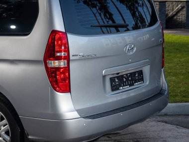 Novosibirsk, Rusya - 11 Eylül 2023: Grand Starex, bagaja yakın çekim, far, tampon, arka görüş. 