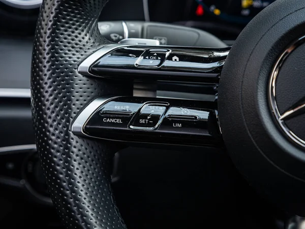 俄罗斯Novosibirsk 2023年9月11日 Mercedes Benz Class 带有多功能按钮的黑色方向盘 用于快速控制电话 音乐和其他功能 — 图库照片