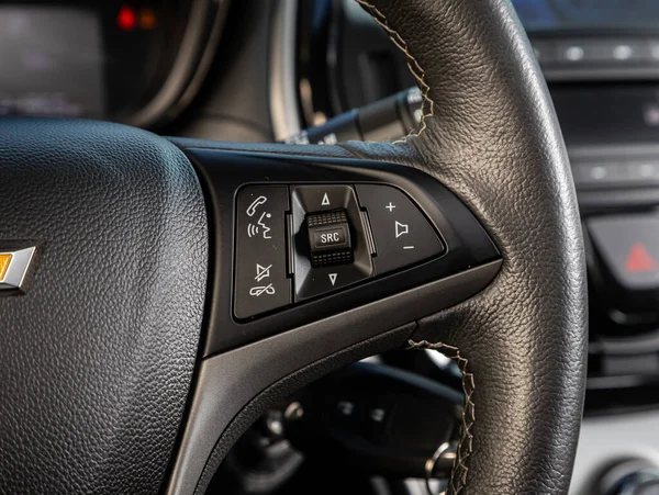2023年9月11日 雪佛兰火花 Chevrolet Spark 一款带有多功能按钮的黑色方向盘 用于快速控制电话 音乐和其他功能 — 图库照片