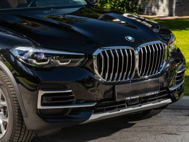 Novosibirsk, Rusya - 11 Eylül 2023: BMW X5, temiz ışıklı araba, tampon, sis lambası