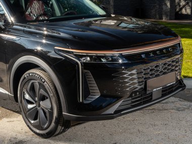 Novosibirsk, Rusya - 11 Eylül 2023: EXEED RX, temiz ışıklı araba, tampon, sis lambası