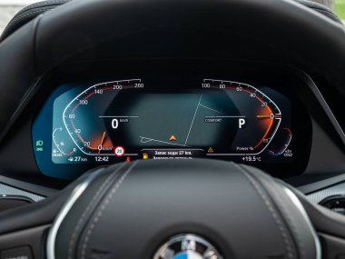 Novosibirsk, Rusya - 11 Eylül 2023: BMW X5, arabanın ön paneli parlak ışıkla aydınlatılmıştır. Hız göstergesi, daire ölçer, yağ ve yakıt seviyesi