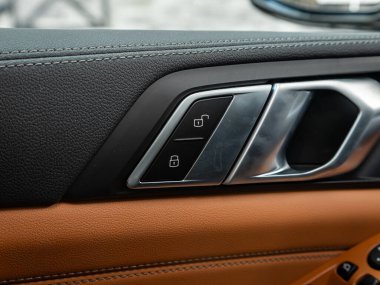 Novosibirsk, Rusya - 11 Eylül 2023: BMW X5, yan kapı düğmeleri: pencere ayarlama düğmeleri, kapı kilidi. 