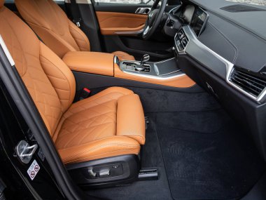 Novosibirsk, Rusya - 11 Eylül 2023: BMW X5, ön panele yakın, yolcu koltukları. 