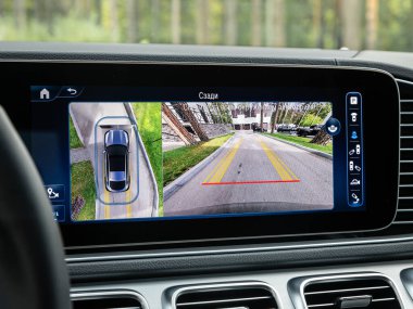 Novosibirsk, Rusya - 11 Eylül 2023: Mercedes-Benz GLE, Monitörlü ters kamera, düğmeler - modern arabanın detayları ve kontrolleri. 