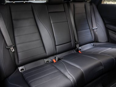 Novosibirsk, Rusya - 11 Eylül 2023: Mercedes-Benz GLE, Deri iç tasarım, araba yolcusu ve koltuk kemeri olan sürücü koltukları.